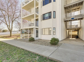 3 Mi to Boat Ramp: Osage Beach Condo w/ Grill!