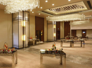 Royal Stay Palace Hotel