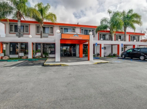 Howard Johnson Hotel & Suites by Wyndham Reseda