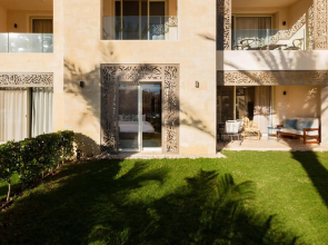 Elegant & Edgy 2 BR w Beach & Pool Mangroovy