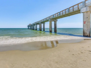 Walk to Ocean & Pier: Surfside Beach Family Escape