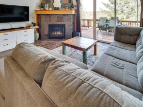 Klamath Falls Getaway w/ Pool & Hot Tub Access!