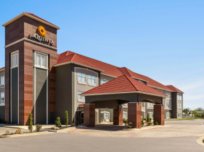 La Quinta Inn & Suites by Wyndham Shawnee