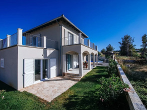 Luxurious Villa Near Vir With Swimming Pool