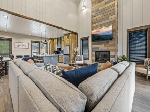 Splash Villa 6 Bedroom Home by Redawning