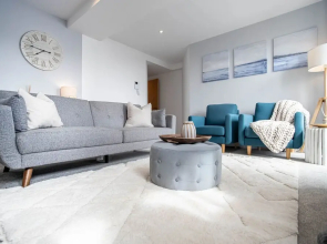 Super Luxe 2 Bed Apartment Torquay - Stunning Harbour View - Near Babbacoombe & Beach.