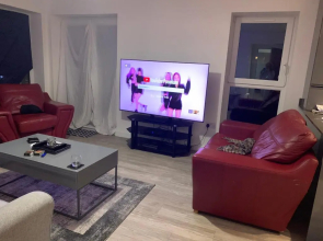 2 bedroom flat in the west end with lovely hosts