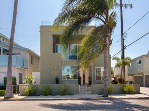 Ocean-view Oasis W/ Rooftop Deck - Steps To Beach 3 Bedroom Home