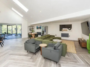 Riverside House by UTDM