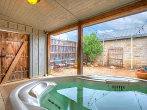 Romantic Oasis With Hot Tub Near Fred and Wineries!