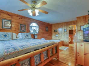 An Amazing View - 4 Bedrooms, 3.5 Baths, Sleeps 10 Cabin by RedAwning