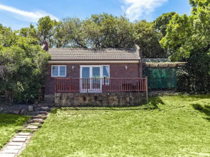 Room in Guest Room - Garden Cottage, Houtbay, Cape Town, South Africa
