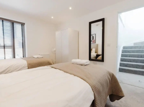 Watford - House - Sleeps 6 - Parking - Garden