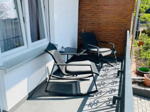 Prime Host Balcony Apartment
