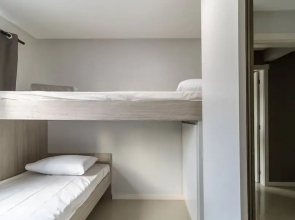 Apt w Parking Near Beach nd Restaurants BC Yvd1301