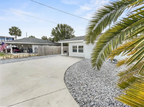 Salty Suite 1 Bedroom Townhouse by Redawning