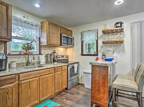 15 Mi to Camelback Ski Resort: Home w/ Deck!
