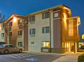 Super 8 by Wyndham College Park Wash DC Area