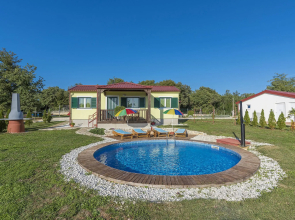 Holiday house with private pool for 4-6 persons in the holiday park Jelovci