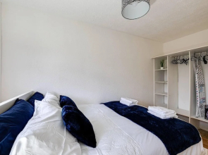 Lovely 2 Bedroom Apartment With Fireplace