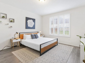Cozy 4BR House Close to Cota DT w Fast Wifi