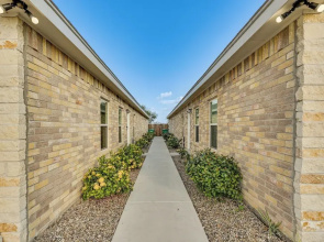 2 Mi to DHR Health: Commuter-friendly Pharr Apt