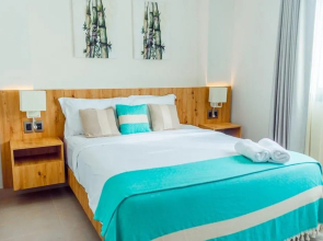 Modern Luxury Condo With Swimming Pool Only Steps Away From The Beach