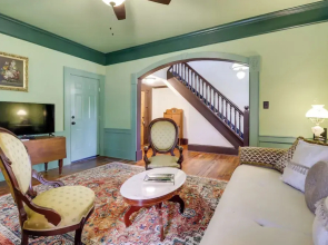 Walk to Downtown: Historic Home in Edentons Heart