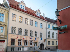 Отель Three Crowns Residents