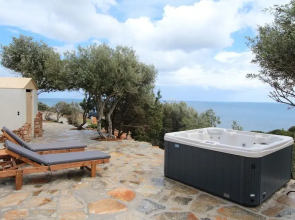 Villa Rouvis With Outdoor Hot Tub