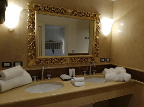 Cà Bonfadini Historic Experience Hotel Venice