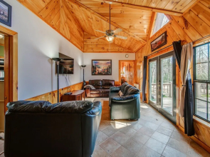 Blueridge Retreat Private 4 BDR Cabin Sleeps 10!