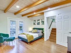 Modern Kirkland Home w/ Sauna & Outdoor Fireplace