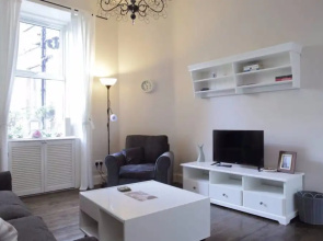 2 Bedroom Apartment With Free Parking