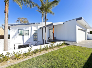 Hampton's Coastline Retreat