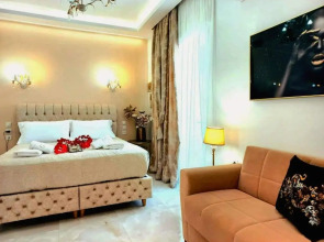 GOLDENSPACE... exquisite central studio