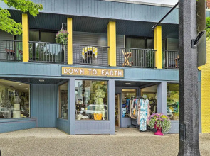 Downtown Grand Haven Apt < 1 Mi to Lake Michigan