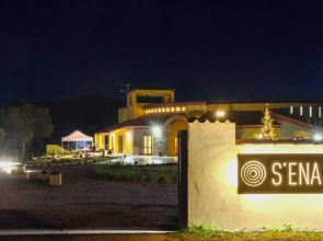 Hotel with swimming pool in Arbus