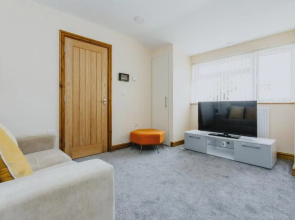 Cosy 2nd Floor Apartment - King Size Bed & Free Parking