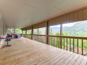 Maggie Valley Mountain Escape w/ Fireplace & Deck!