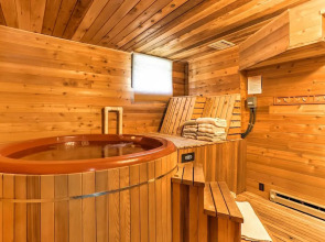 Riverside Winthrop Chalet w/ Hot Tub & 2 Decks!