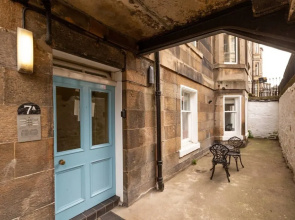 Refined Ground-floor Apt Near Stockbridge Market