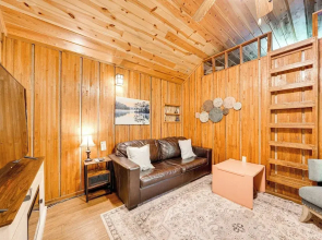 Rustic Cabin w/ Hot Tub Near Broken Bow Lake!