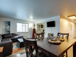Waterfront Apt, Walk to Town & Coastal Trail!