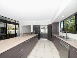Edge Water 2 minutes from the beach with a pool!