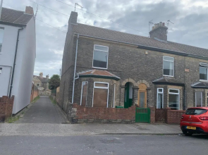 House - Sleeps up to 8 People & Free Parking