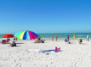 Pet-Friendly, King Bed, Close to Siesta Beach, Restaurants, Shopping