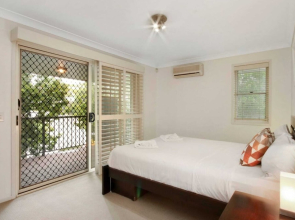Spacious Inner South Townhouse Apartment Near to the CBD