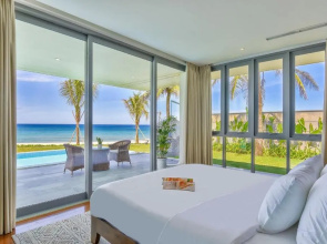 Deluxe Beach Villas by Danatrip