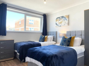 BEST PRICE! Newly refurbished 2 bedroom, 2 Superkings or 4 singles, fantastic location & free parking!